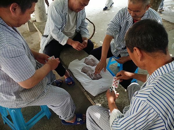 玩紙牌